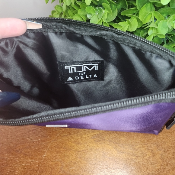 Tumi Corner zip bag - Picture 8 of 10
